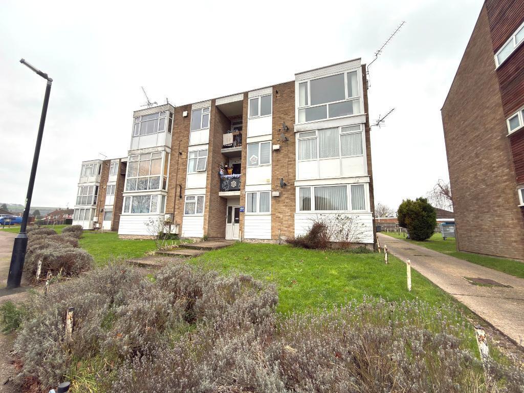 2-bed flat on 44 Duncombe Drive, Dunstable, Bedfordshire, LU5 4QZ, £200,000