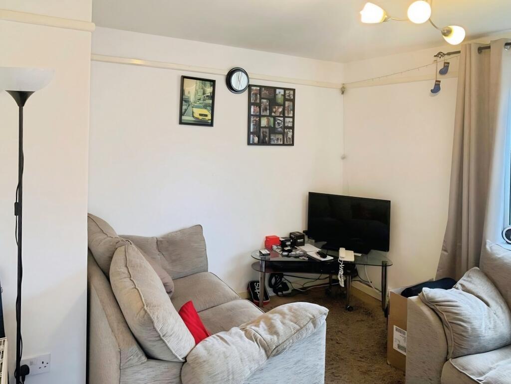 *Investment Property* Ladycross Road, Hythe, Southampton, SO45 3JS photo 5