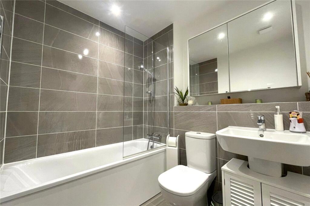 Apartment in Surrey Heath, Surrey - More