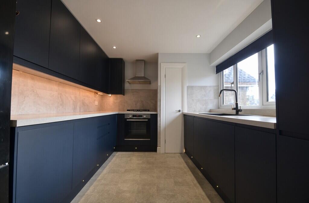 Apartment in Spelthorne, Surrey - View 2