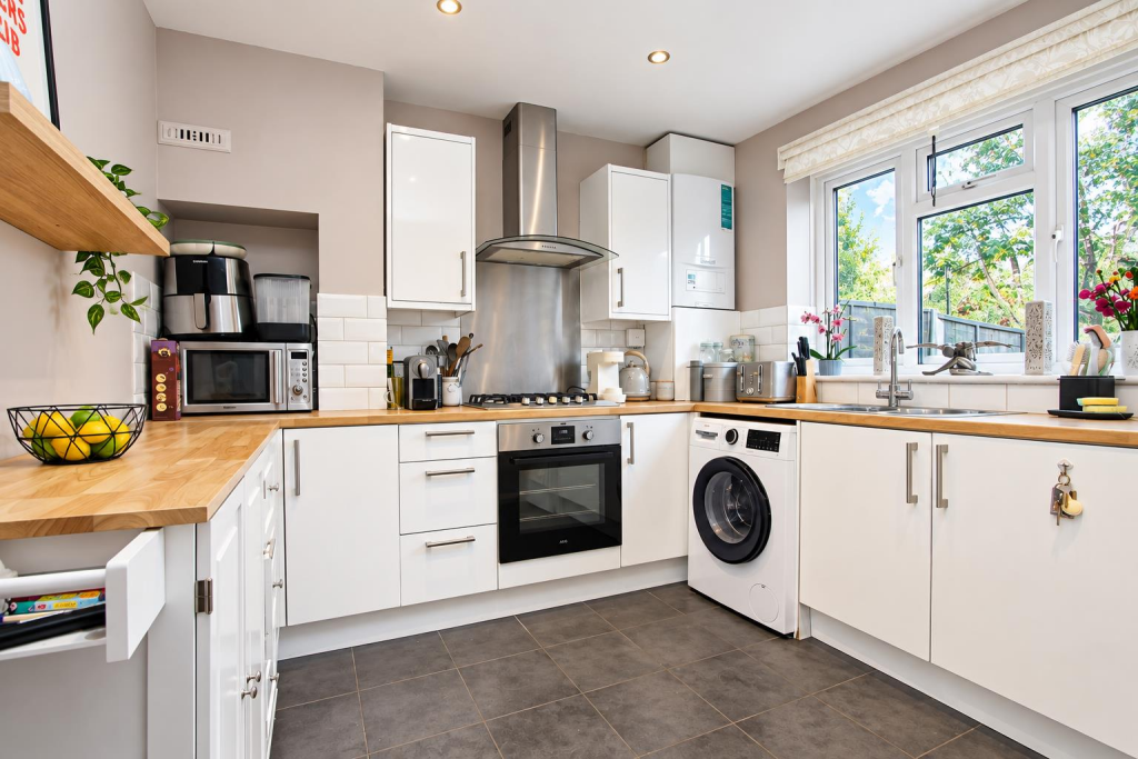 House in Sutton - View 3
