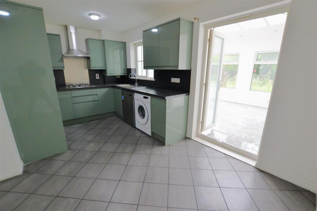 Walker Grove, Salisbury Village, Hatfield - View 3