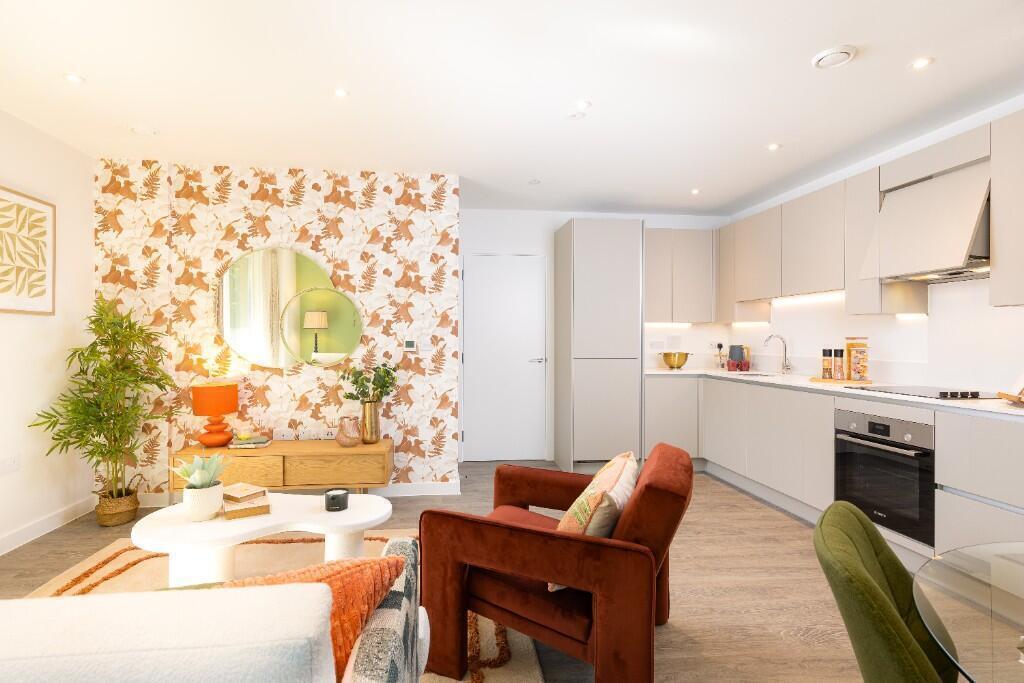 Main image of property: 1 Westhorpe Gardens, 
Hendon, 
London, 
NW4 1TH