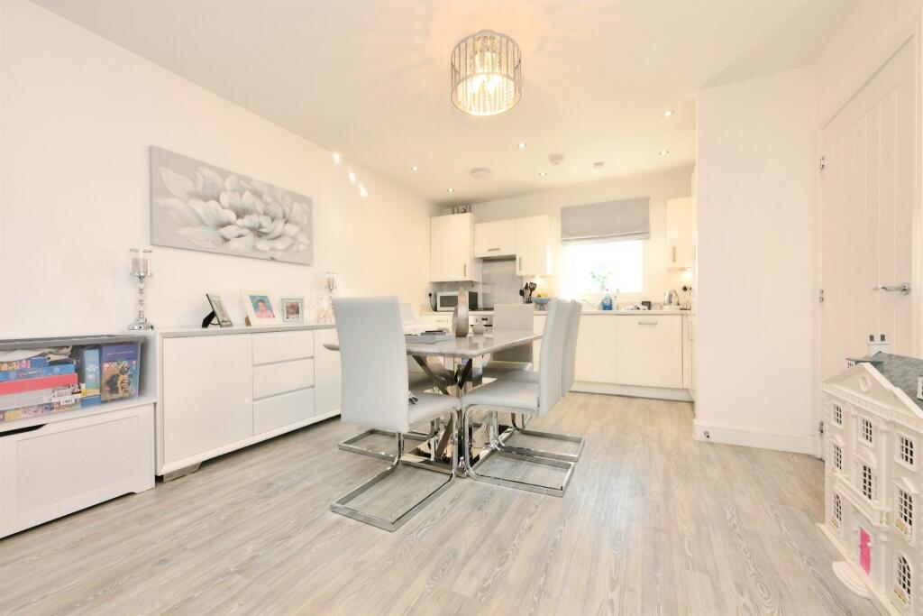 2-bed flat on Moye Close, Hoddesdon, £325,000