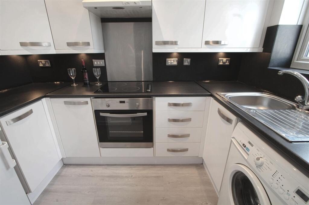 Robinia Close, Steeple View, Laindon, photo 2