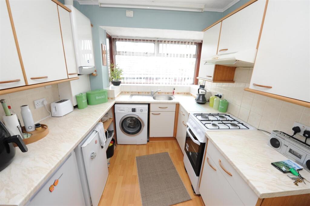 Kingsdale Crescent, Bradford photo 3