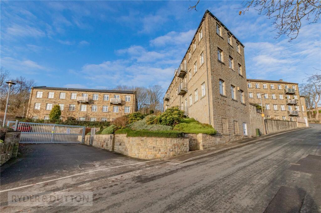 2-bed flat on Sharp Lane, Almondbury, Huddersfield, West Yorkshire, HD4, £220,000