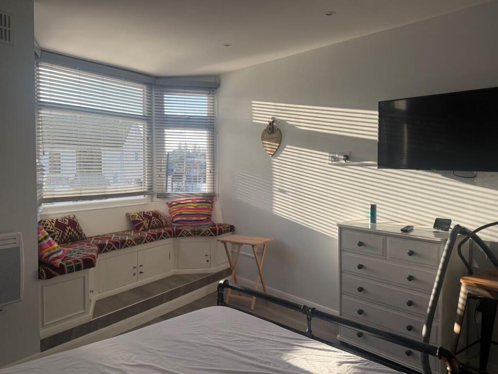 Apartment in Swansea - More