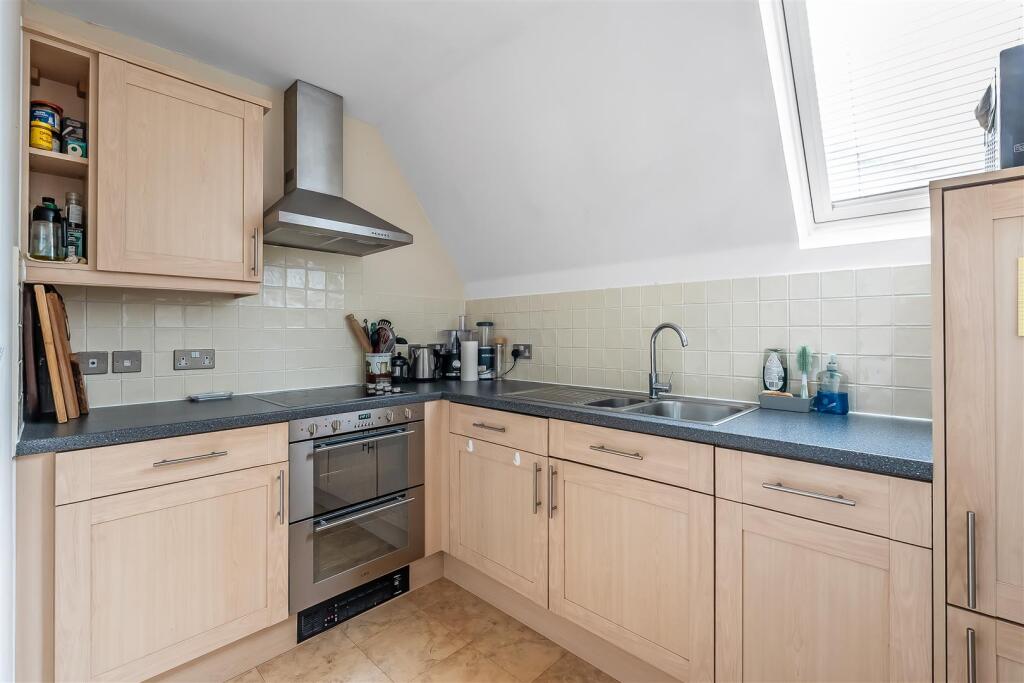Apartment in Mole Valley, Leatherhead - View 3
