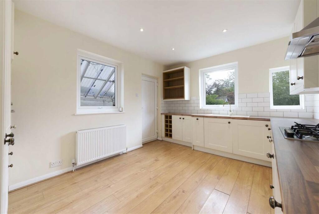 Roebuck Lane, Buckhurst Hill photo 3
