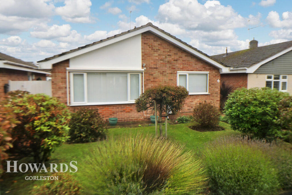 3-bed bungalow on Lawyer Corys, Gorleston, £260,000