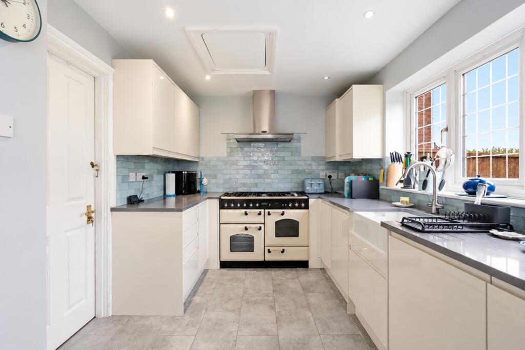 Mardle Close, Caddington, Luton, Bedfordshire, LU1 photo 2