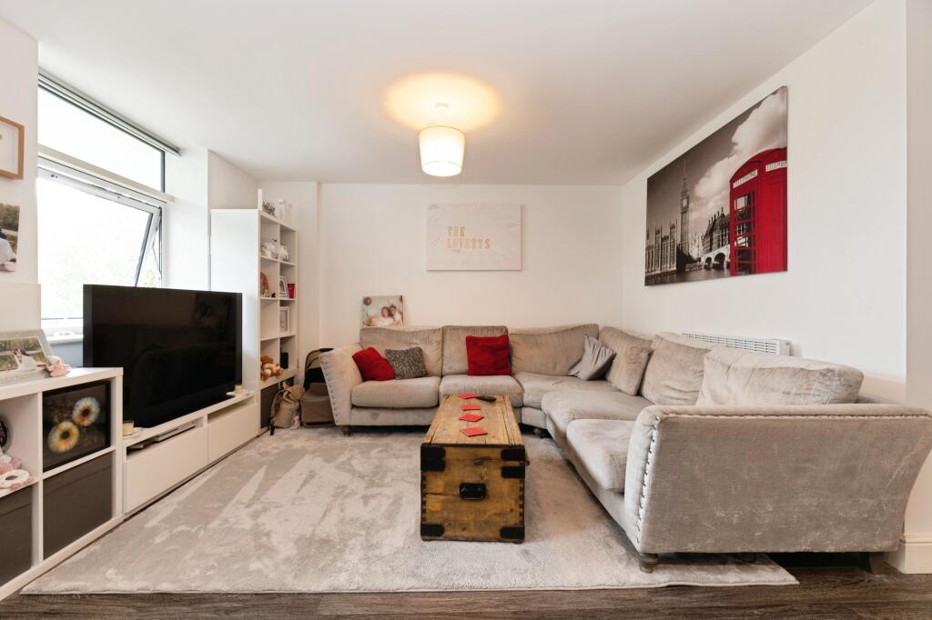Apartment in Runnymede, Chertsey - View 3
