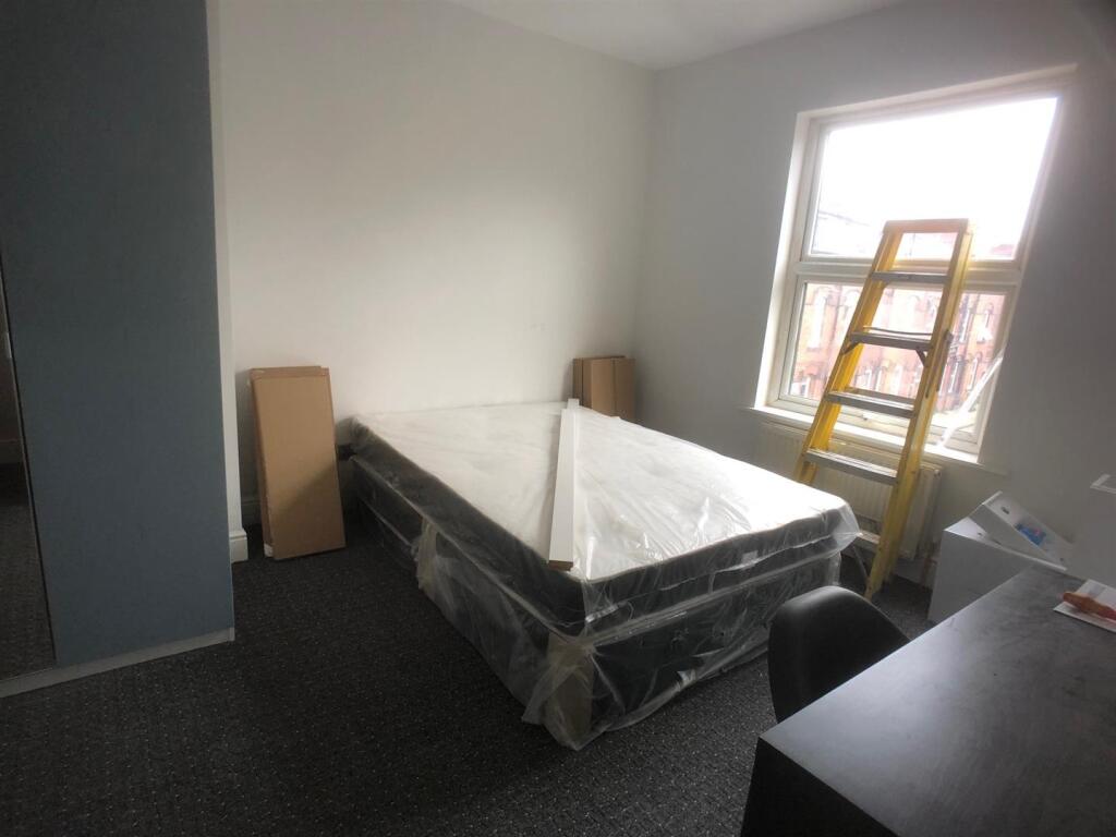 House in Leeds, Headingley Hill, Headingley - More