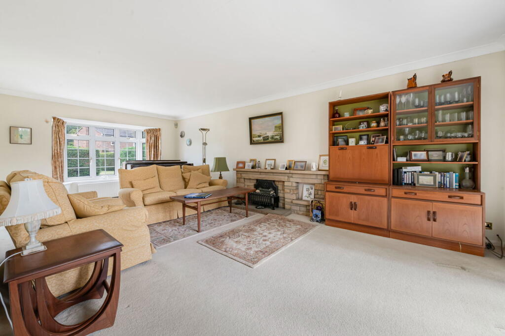 Cromwell Place, Cranleigh, GU6 7LF photo 2