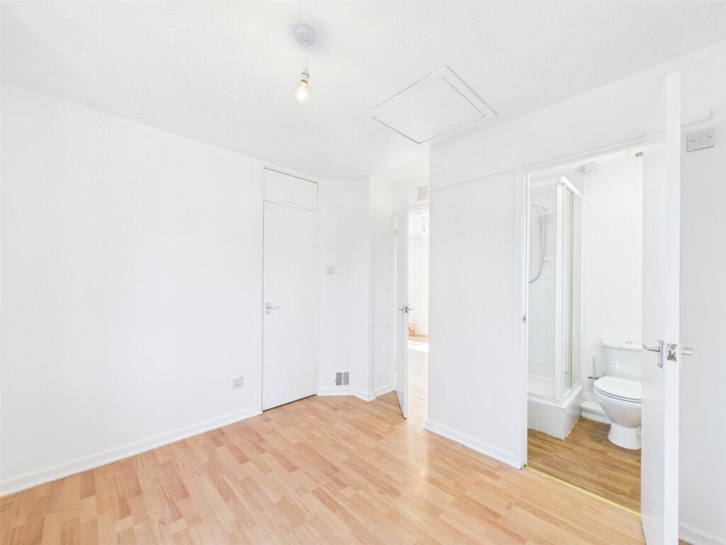 Apartment in Worcester, Lyppard Grange, Warndon - View 3