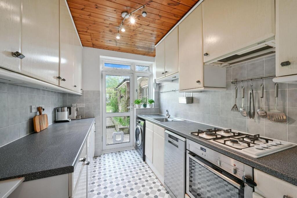 Mavis Close, Epsom, KT19 photo 4