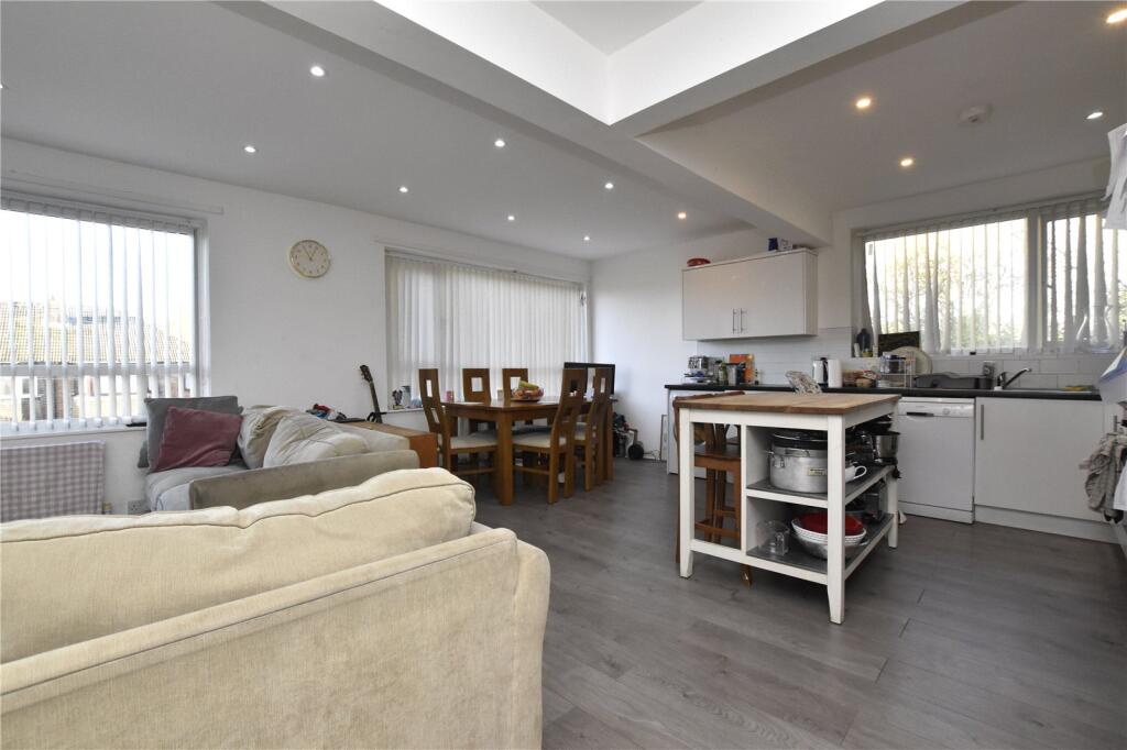 3 Cresta Court, Primley Park Garth, Leeds, West Yorkshire photo 4
