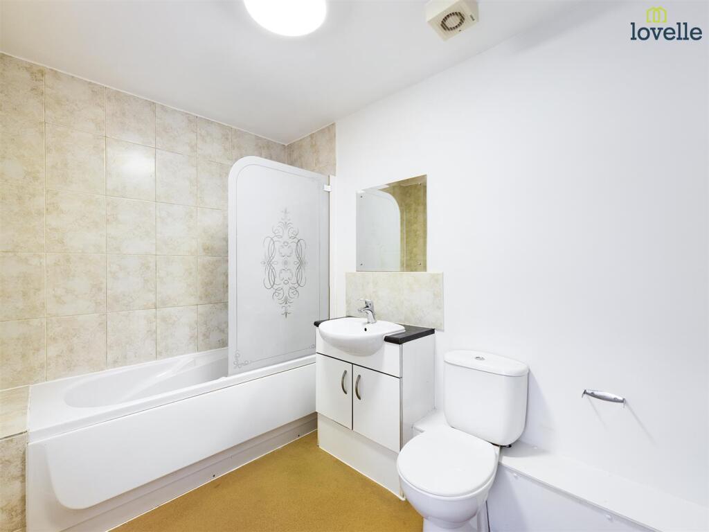 Apartment in Lincoln, Ermine West - View 5