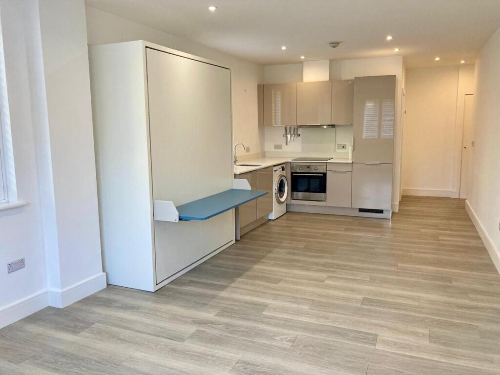 Apartment in Redhill - View 4
