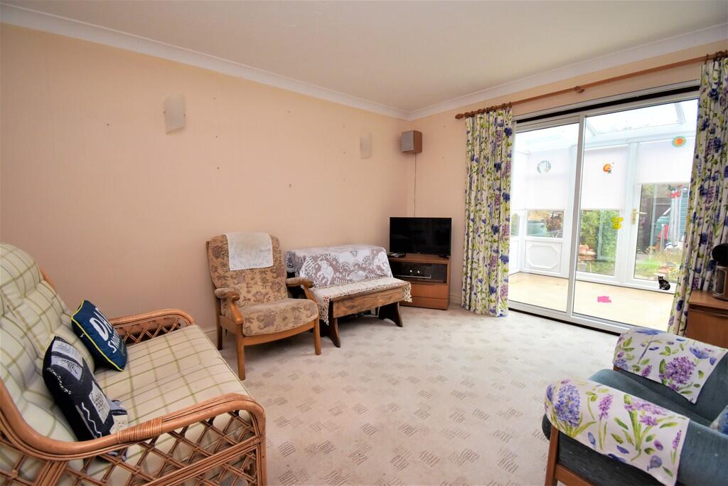 Squires Close, Bishops Park photo 4