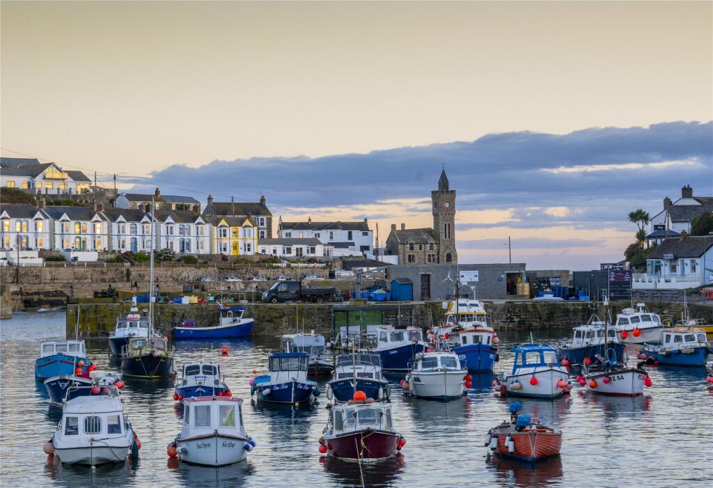 Wellington Road, Porthleven photo 4