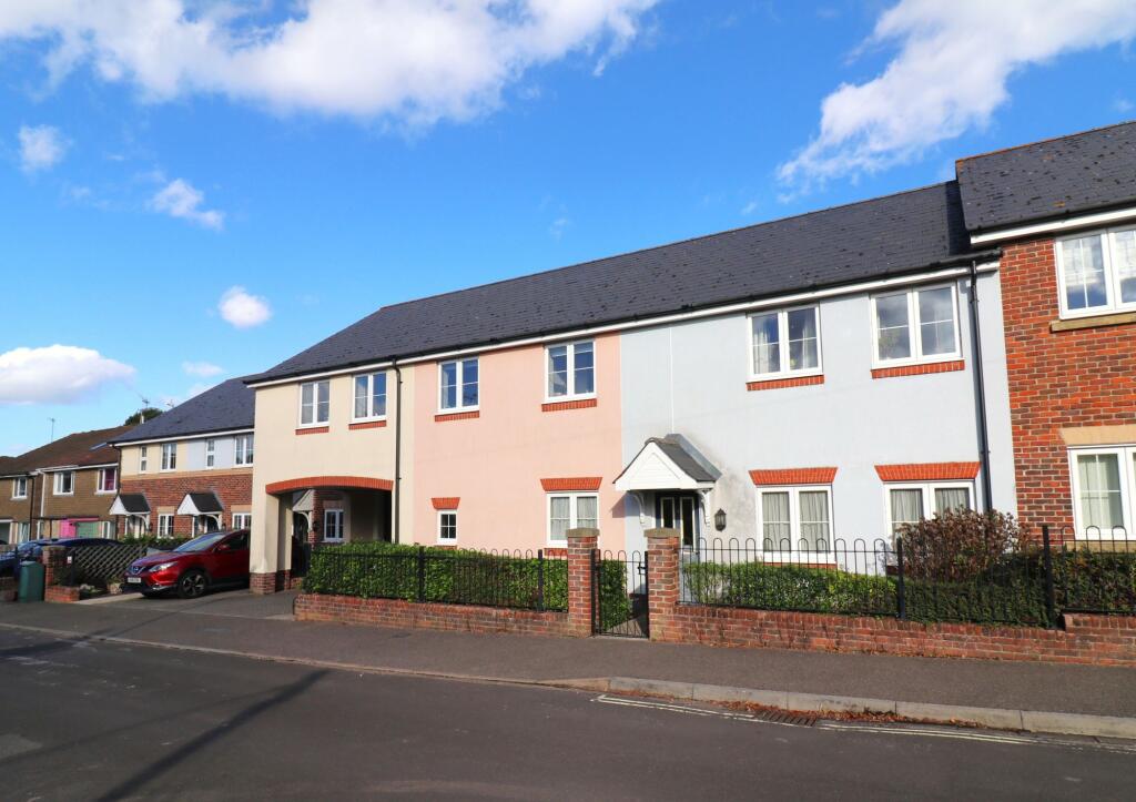2-bed flat on Chapel Drove, Hedge End, SO30, £200,000