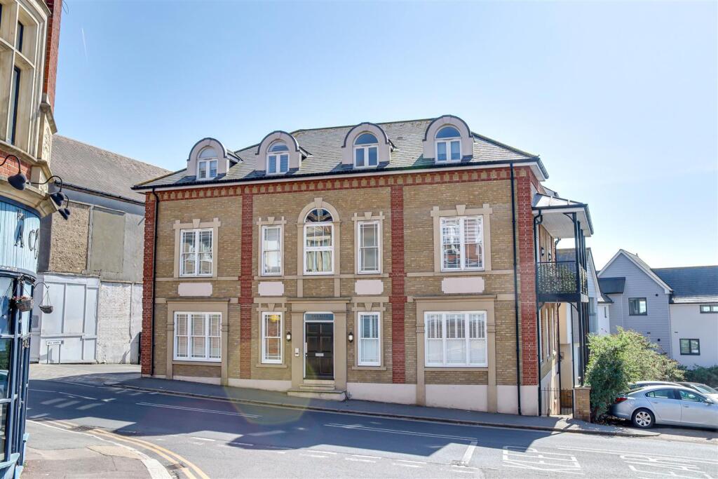 1-bed flat on Bell Sands, Leigh-On-Sea, £325,000