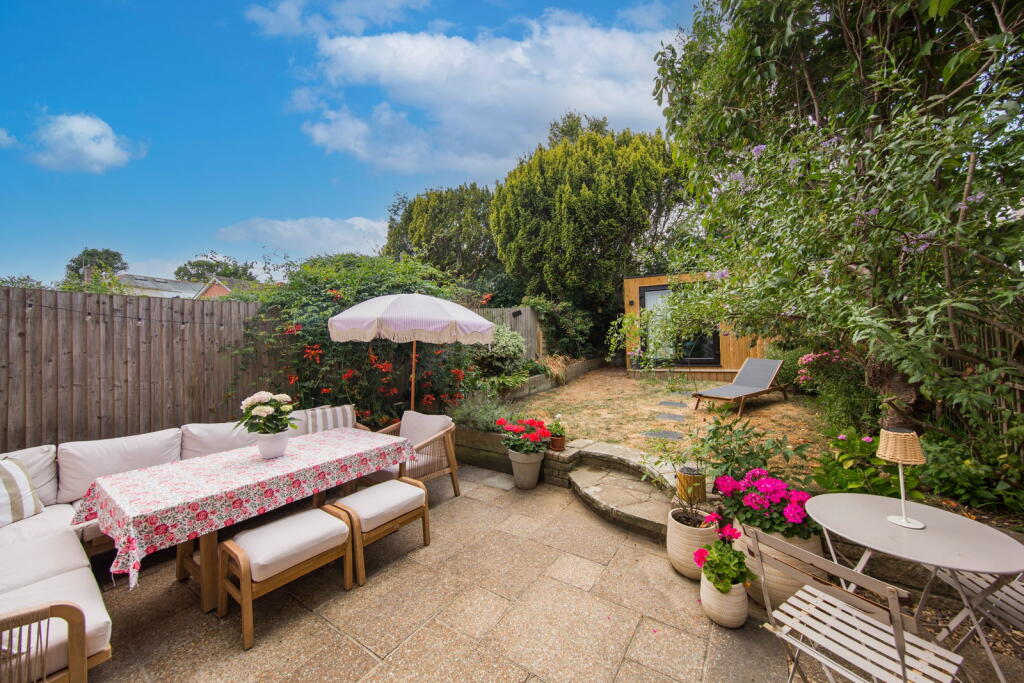 Fernhurst Crescent, Southborough photo 4
