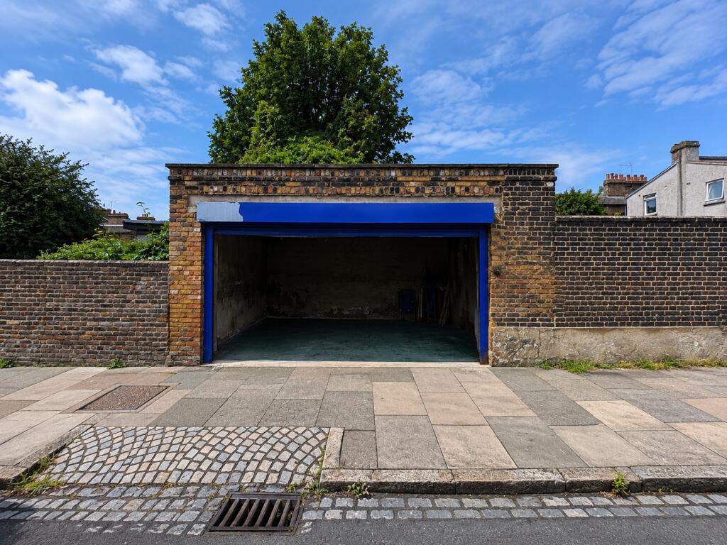 House in London, Glyndon, Plumstead - More