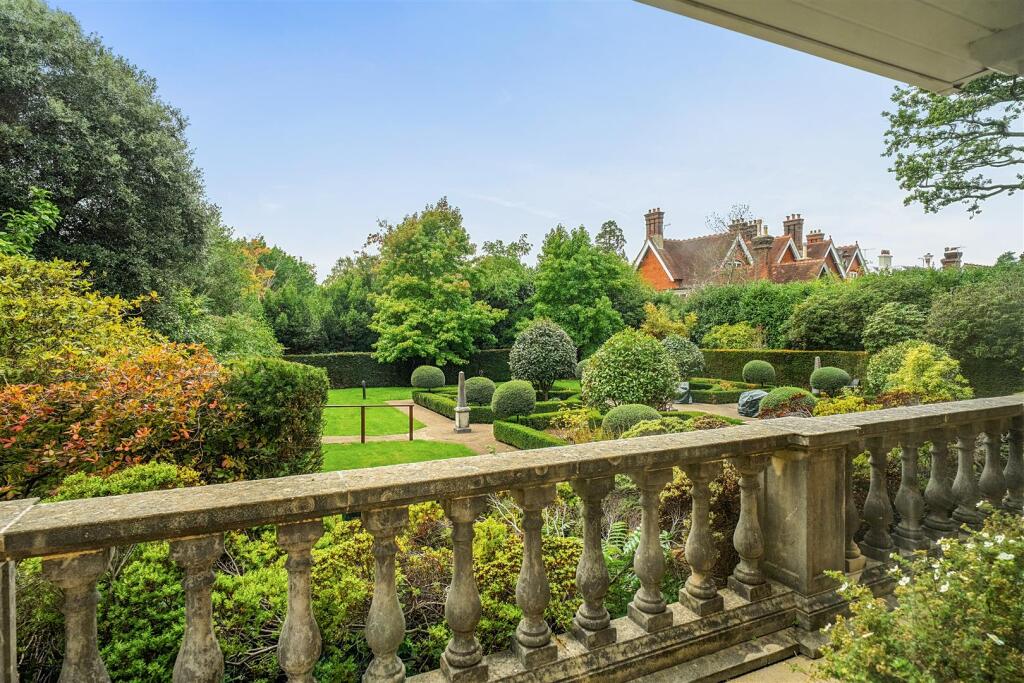 Apartment in Tunbridge Wells, Kent - More