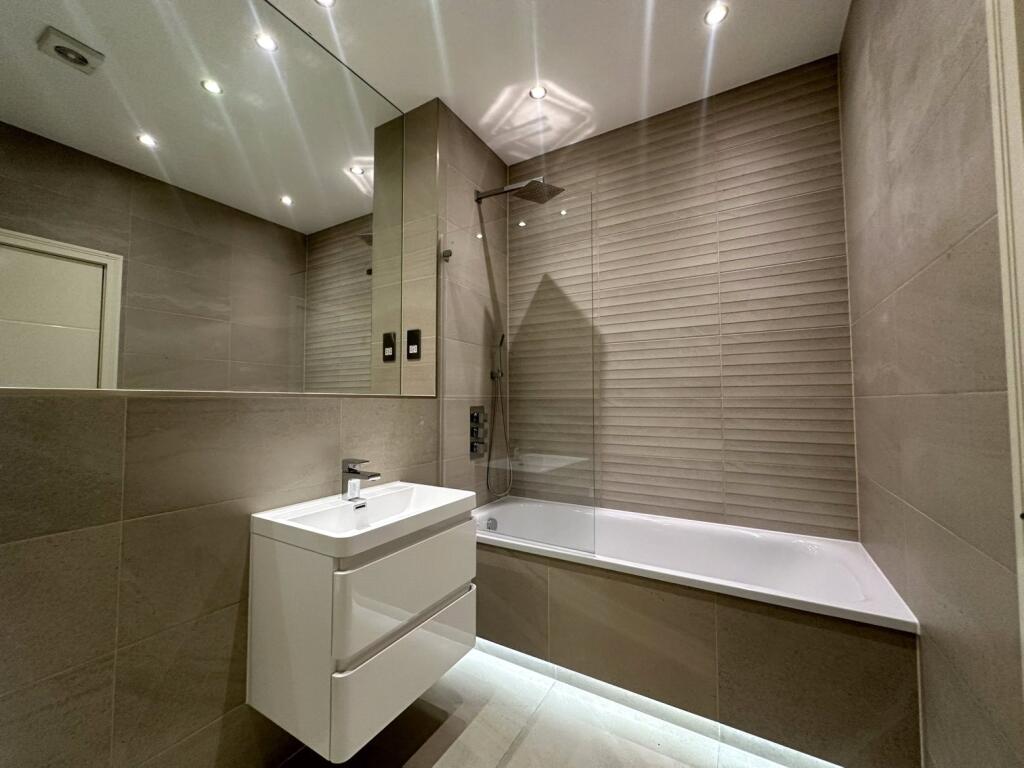 Apartment in Reading - View 4