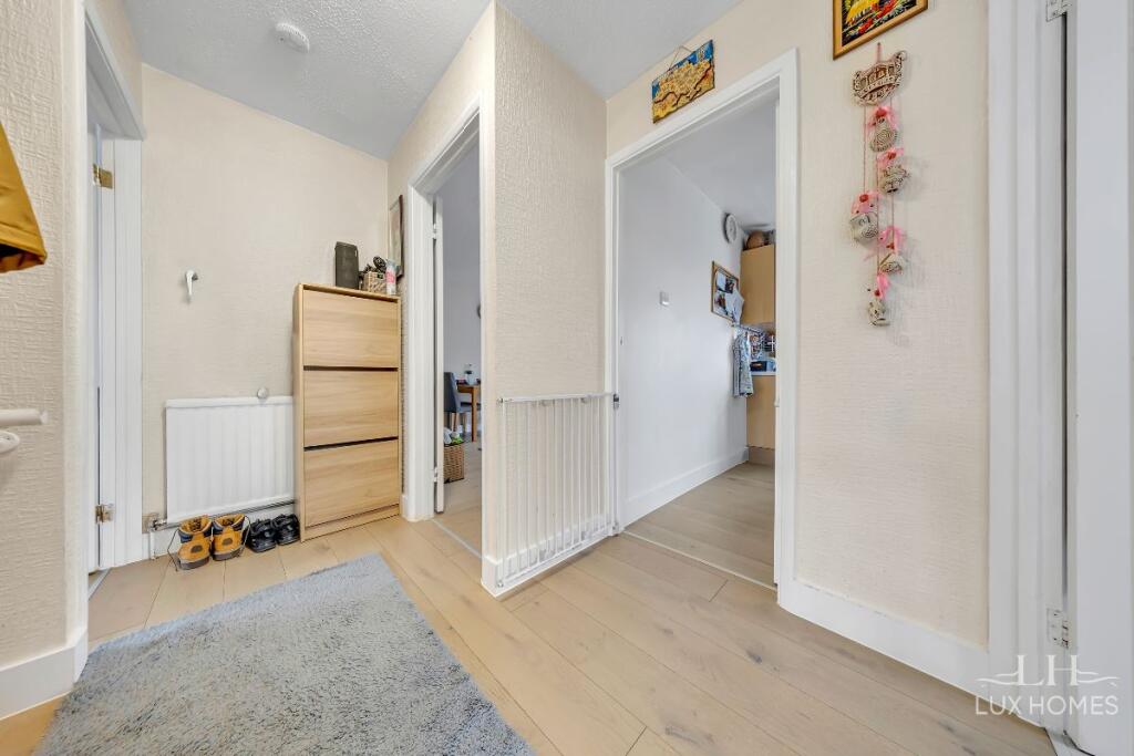 Apartment in Romford - View 3