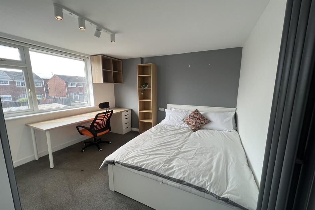 5 bedroom semi-detached house for rent