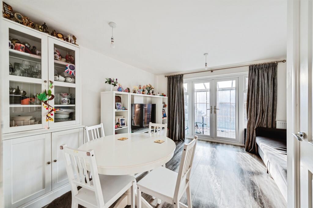 Kestrel Crescent, Witney photo 4