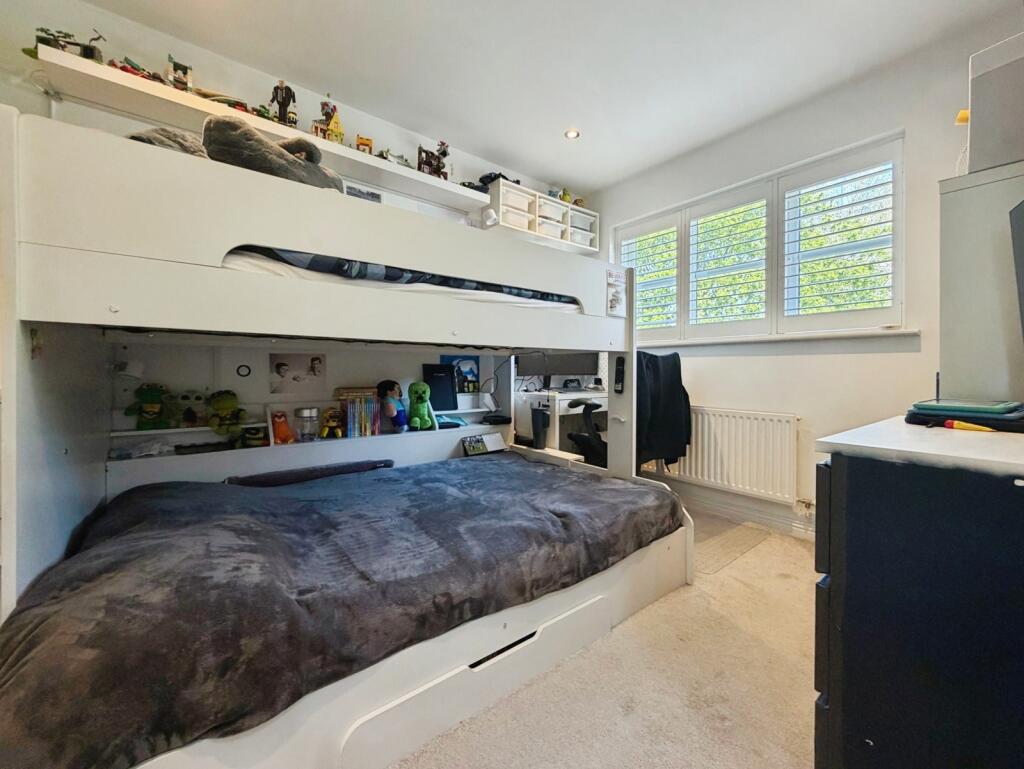 House in Bracknell, Warfield - More