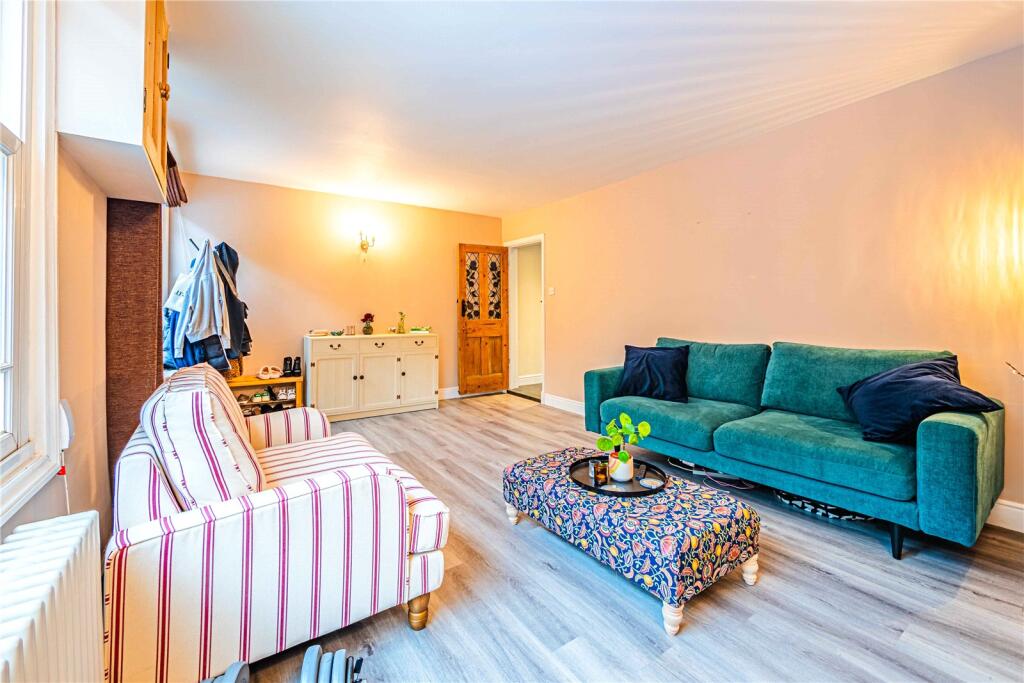 House in Eaton Bray, Central Bedfordshire - More