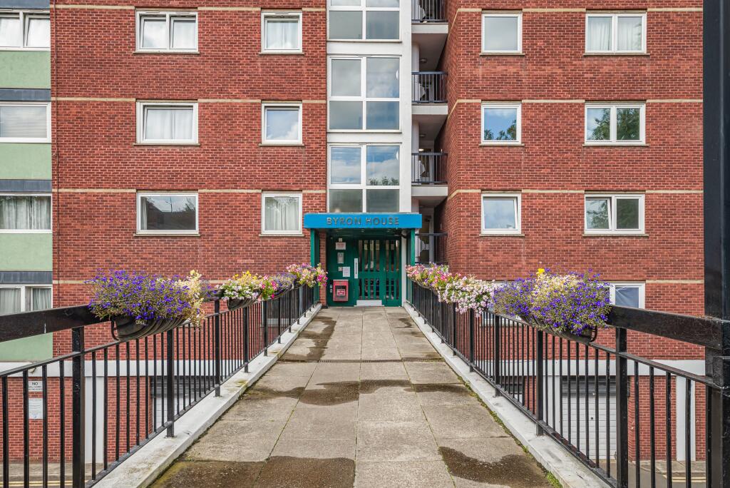 Studio flat on Byron House, Porchester Mead, Beckenham, £150,000