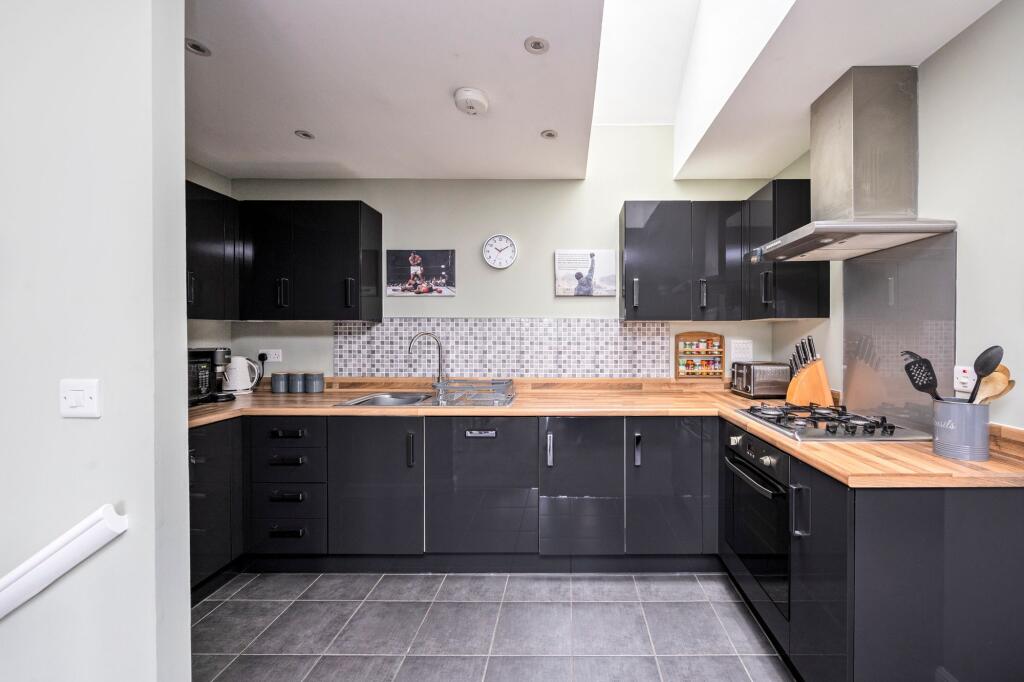 House in Horsham, Broadbridge Heath - More