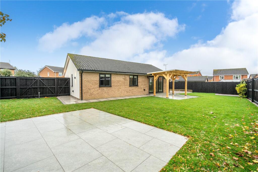 Willow Drive, Bourne, Lincolnshire, PE10 photo 2