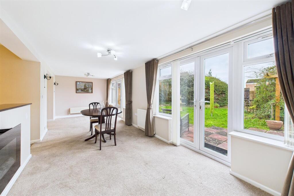 Quiet living, central Clevedon location photo 2