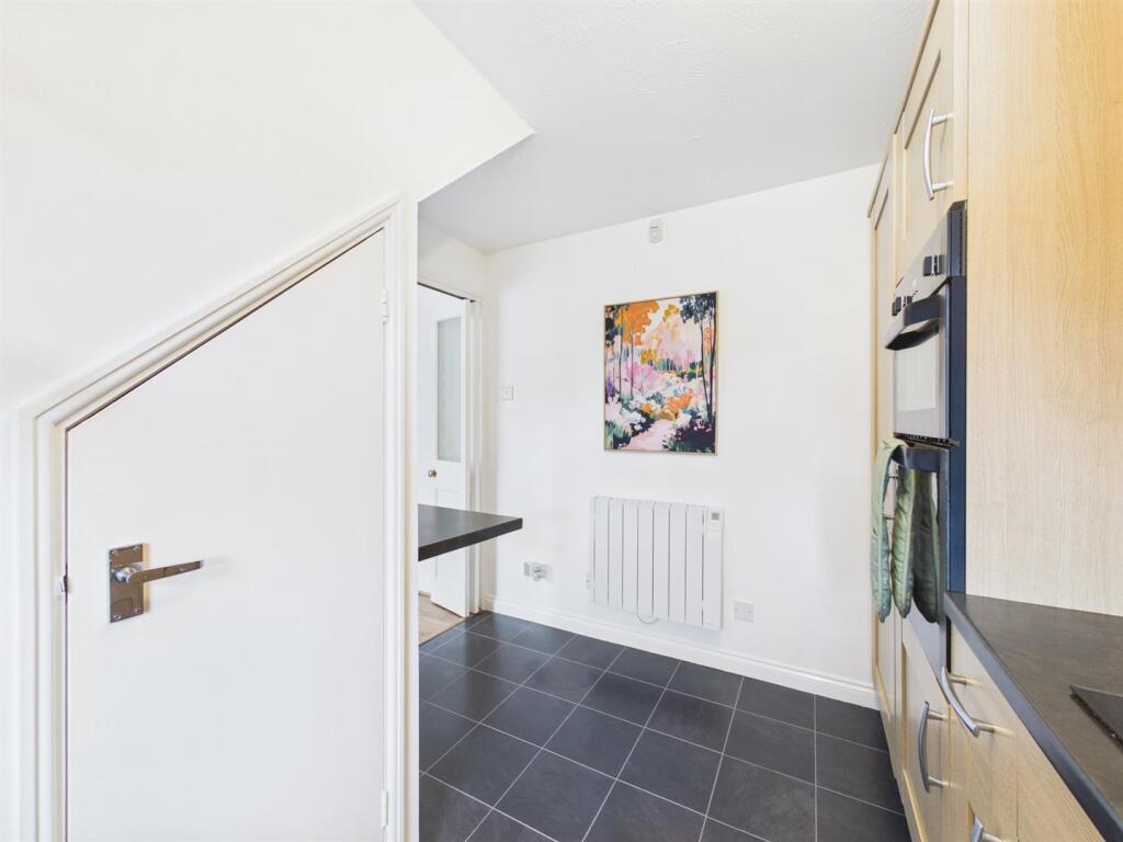 House in Stoke Mandeville, Buckinghamshire - More
