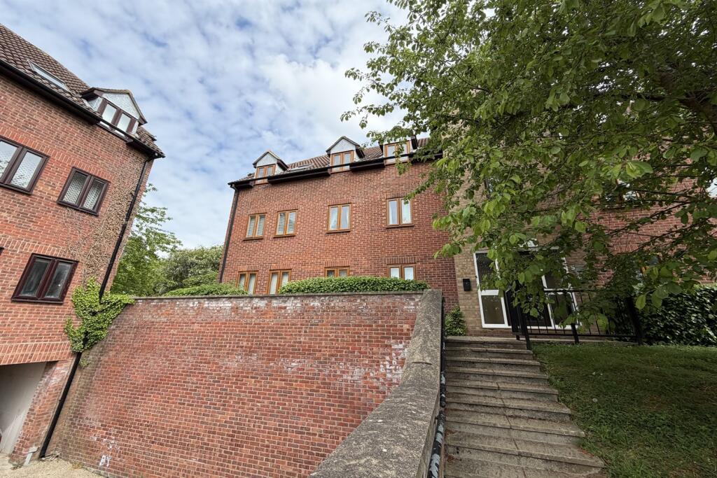 2-bed flat on 4 Angle Side, Braintree, Essex, CM7, £150,000