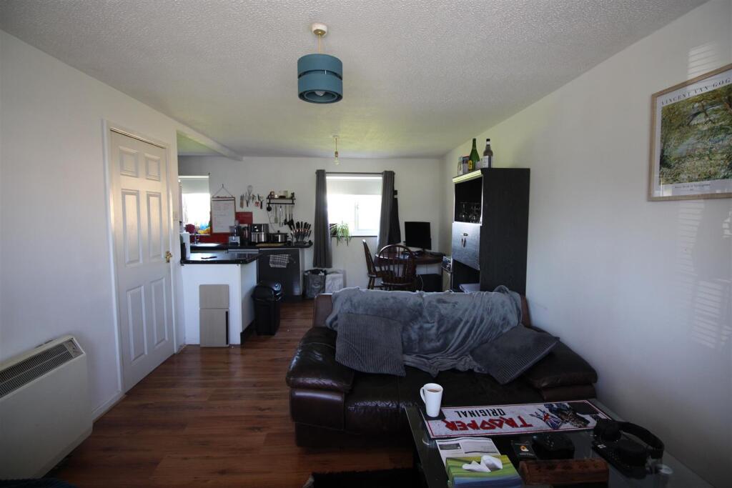 Apartment in Manchester, Cheetham Hill - View 3