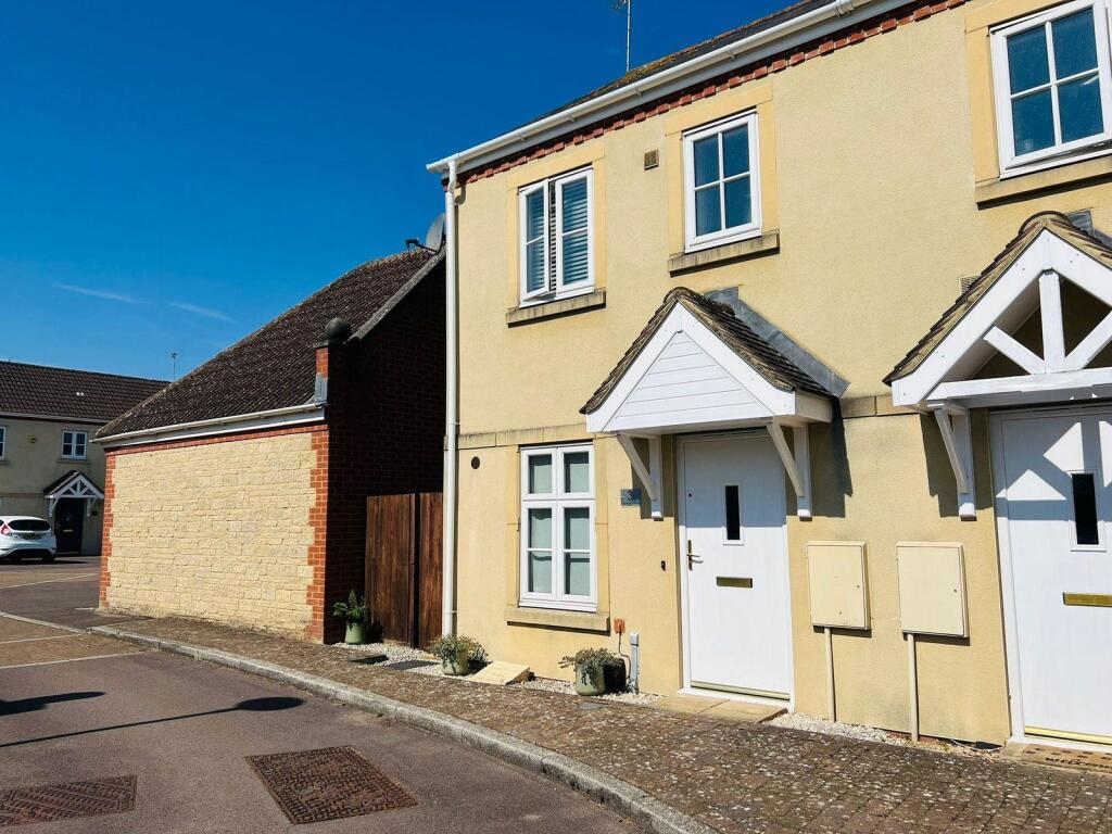 2-bed terraced on 3 Treforest Close, Oakhurst, Swindon, SN25 2DE, £250,000