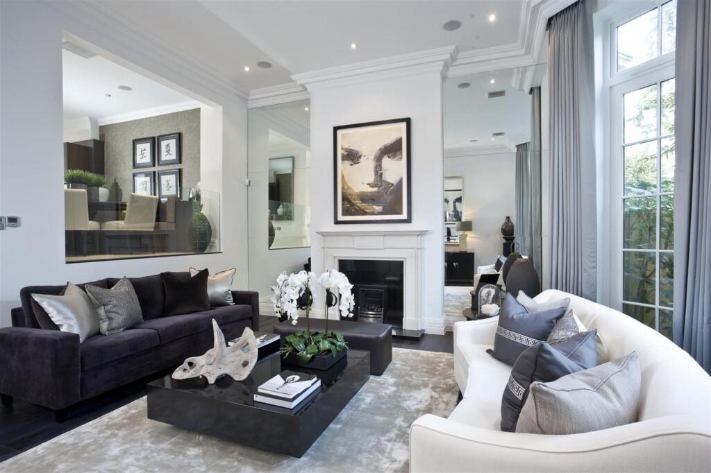 House in Kingston upon Thames - More