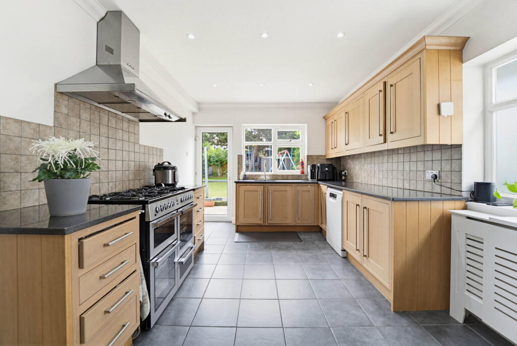 Woodlands Avenue, West Byfleet, KT14 - View 5
