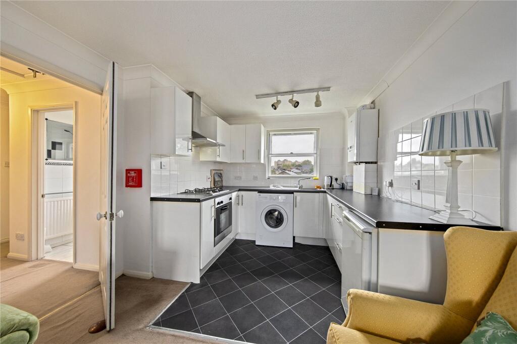 Apartment in Richmond, North Sheen - View 3