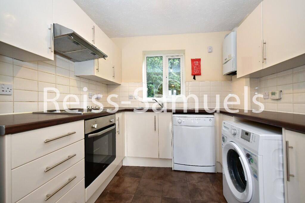 5 bedroom semi-detached house for rent