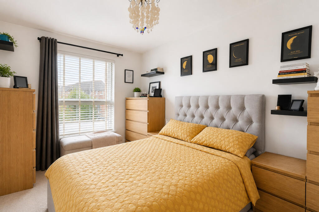 Apartment in Kingswood, The Square, Stoke Park and Cheswick - View 4
